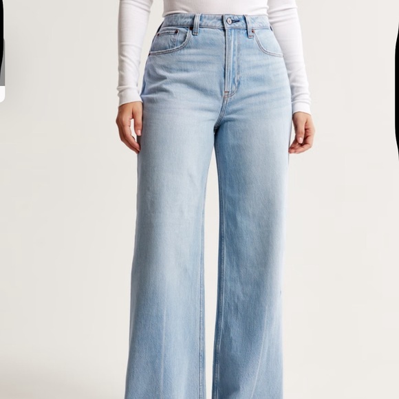 A&F Curve Love High Rise Wide Leg Jean - Picture 3 of 6